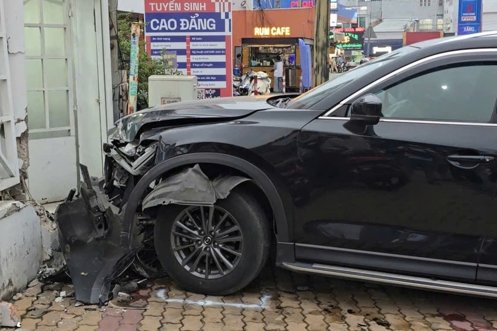 Ô tô húc văng 5 xe máy rồi lao lên vỉa hè ở TPHCM - 1 Ô tô húc văng 5 xe máy rồi lao lên vỉa hè ở TPHCM - 1