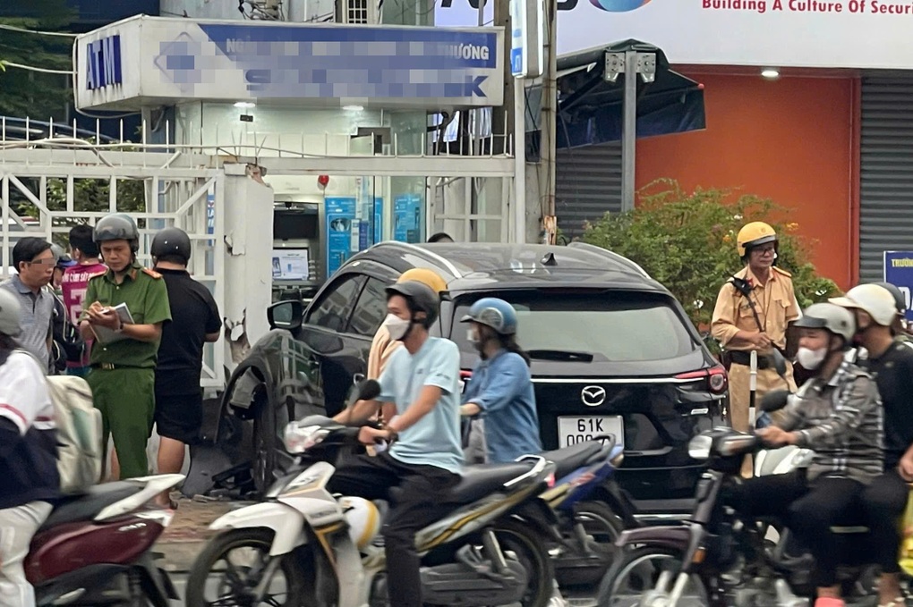 Ô tô húc văng 5 xe máy rồi lao lên vỉa hè ở TPHCM - 2 Ô tô húc văng 5 xe máy rồi lao lên vỉa hè ở TPHCM - 2