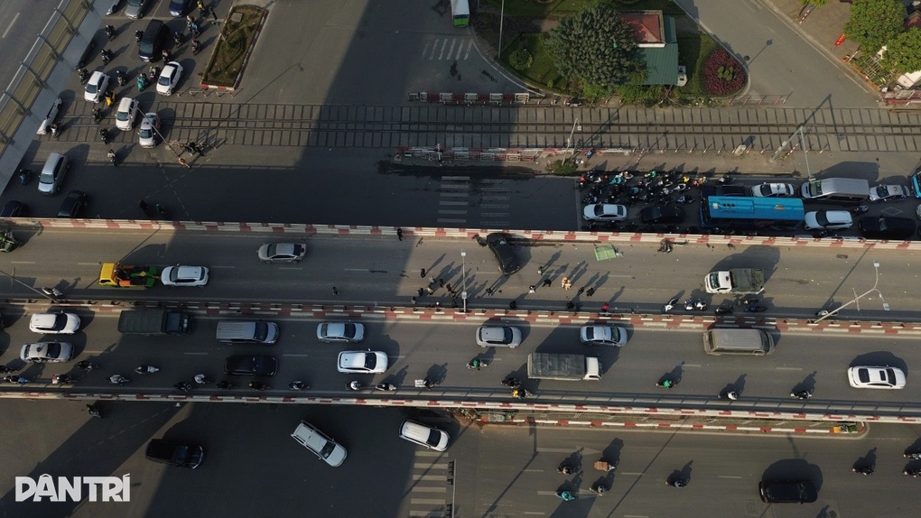 Nữ tài xế gây tai nạn liên hoàn trên cầu vượt, một người tử vong - 1