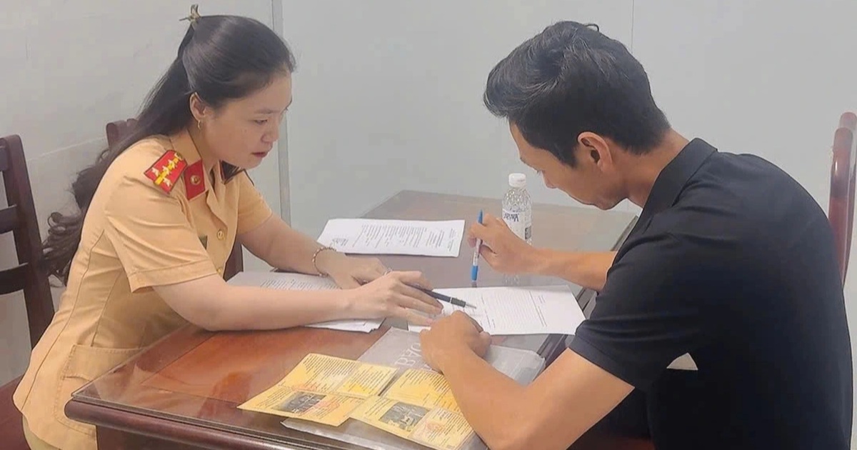 Tài xế xe ben lấn làn, kéo bụi mù mịt ở TPHCM bị phạt 5 triệu đồng