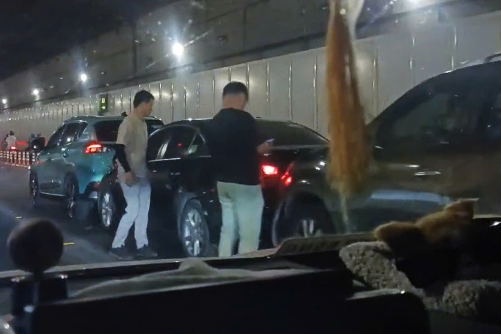 4 ô tô đụng liên hoàn trong hầm vượt sông Sài Gòn - 1