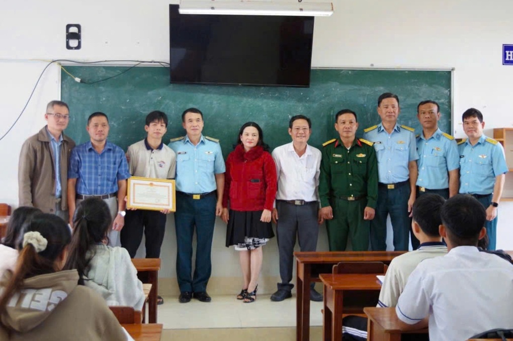 Nam sinh giúp phi công vụ rơi máy bay nhận giấy khen của Quân chủng PK-KQ - 1