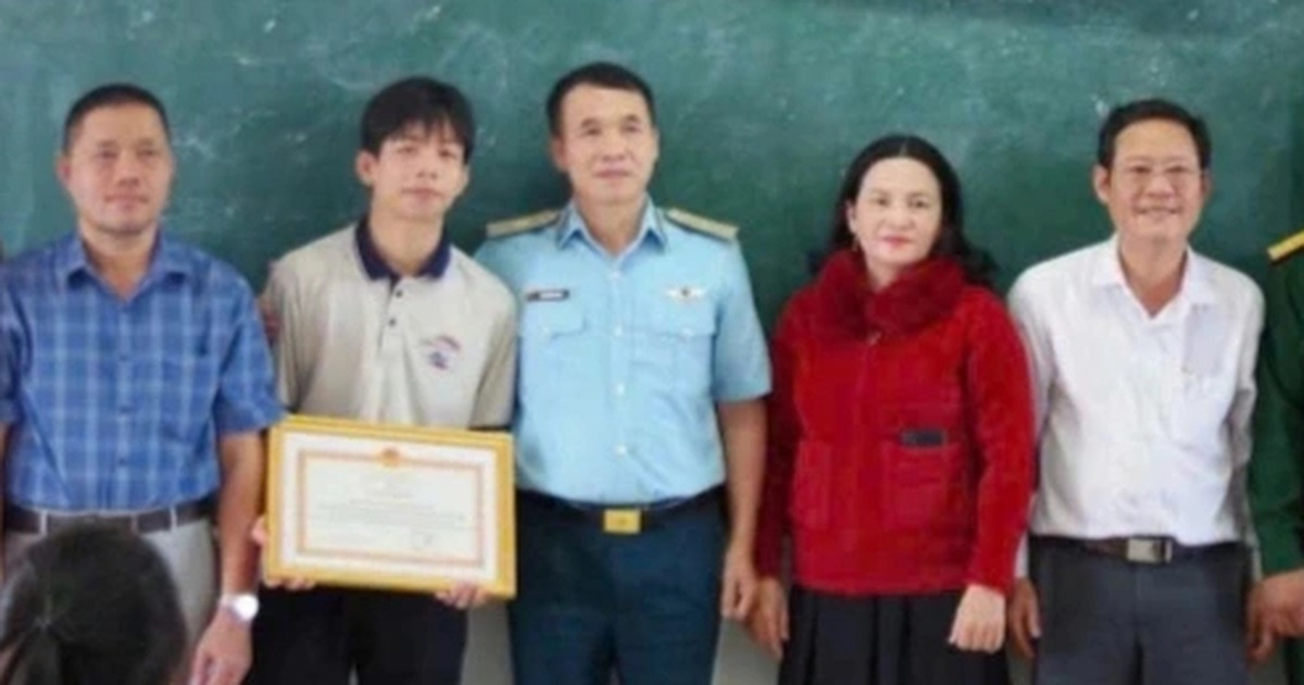 Nam sinh giúp phi công vụ rơi máy bay nhận giấy khen của Quân chủng PK-KQ