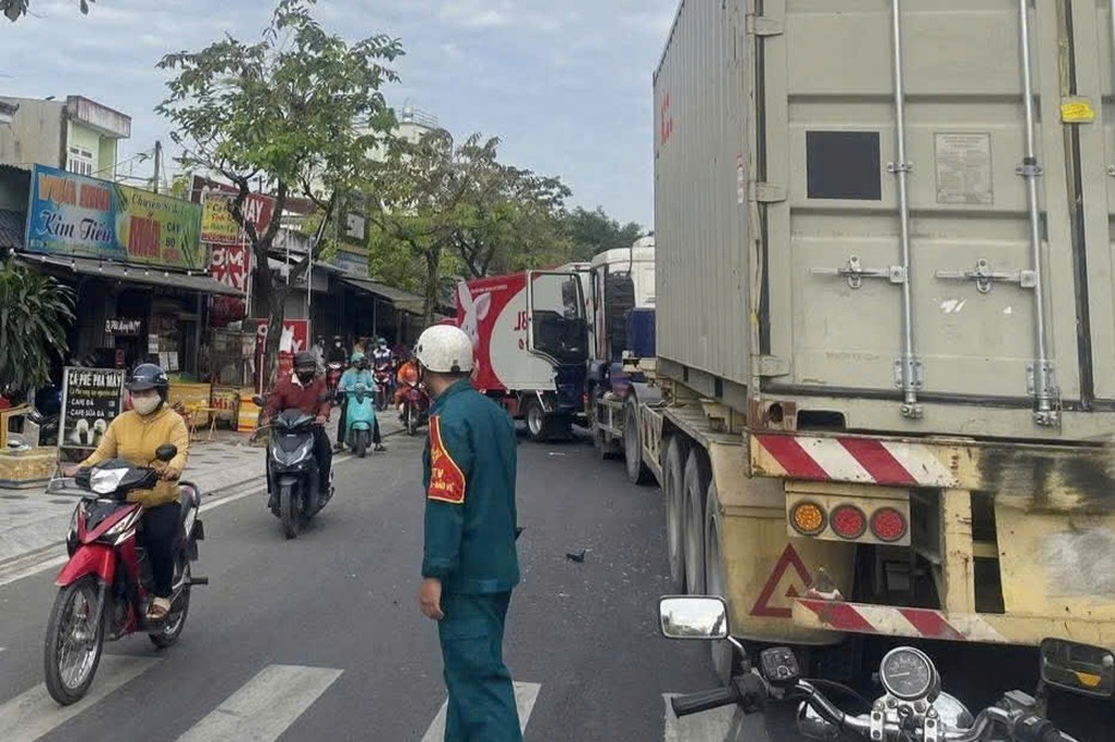 4 ô tô va chạm liên hoàn ở TPHCM - 2 4 ô tô va chạm liên hoàn ở TPHCM - 2