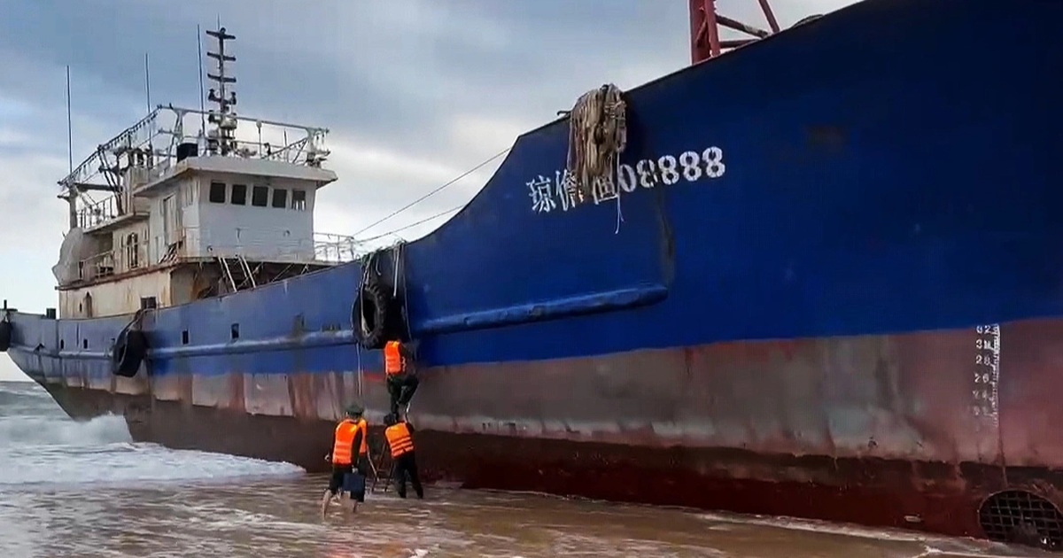 Bên trong “tàu ma” dạt vào vùng biển Dung Quất có gì?