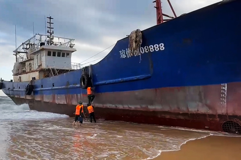 Bên trong “tàu ma” dạt vào vùng biển Dung Quất có gì? - 1