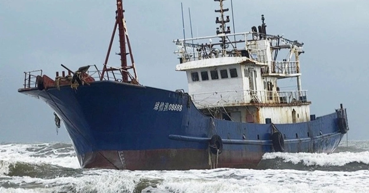 Chưa thể tiếp cận “tàu ma” dạt vào bờ biển Quảng Ngãi