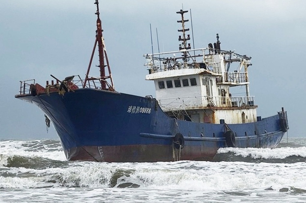 Chưa thể tiếp cận “tàu ma” dạt vào bờ biển Quảng Ngãi - 1