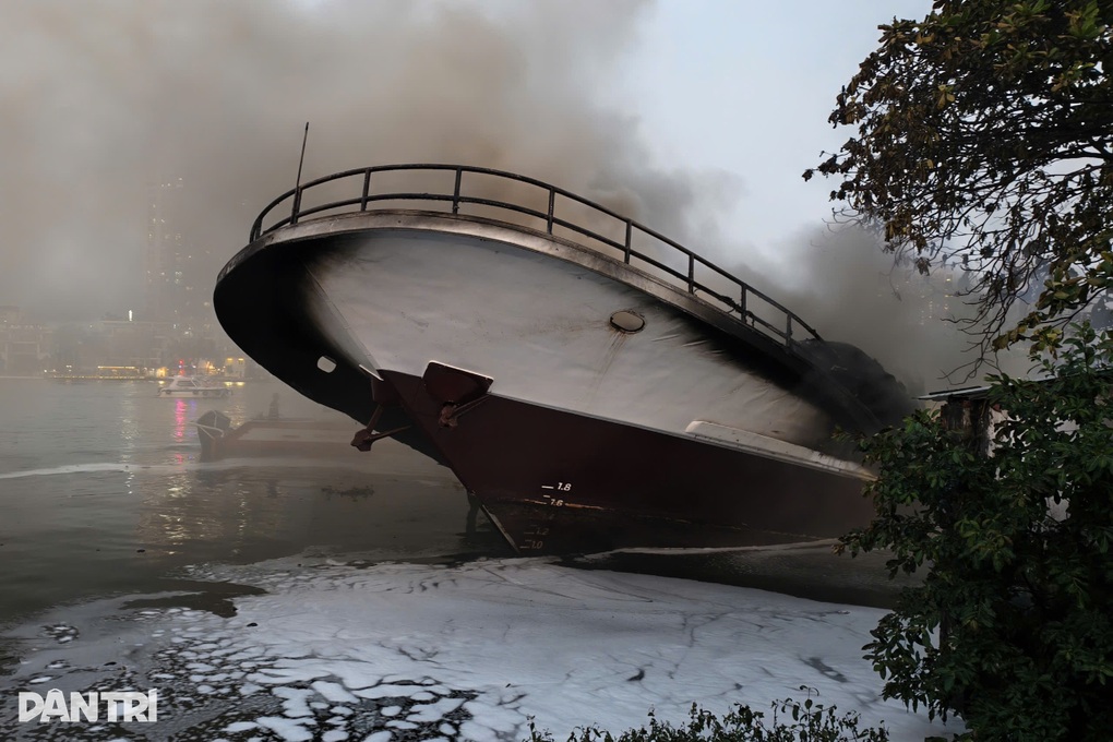 Du thuyền bốc cháy trên sông Sài Gòn đang sửa chữa, không hoạt động - 2