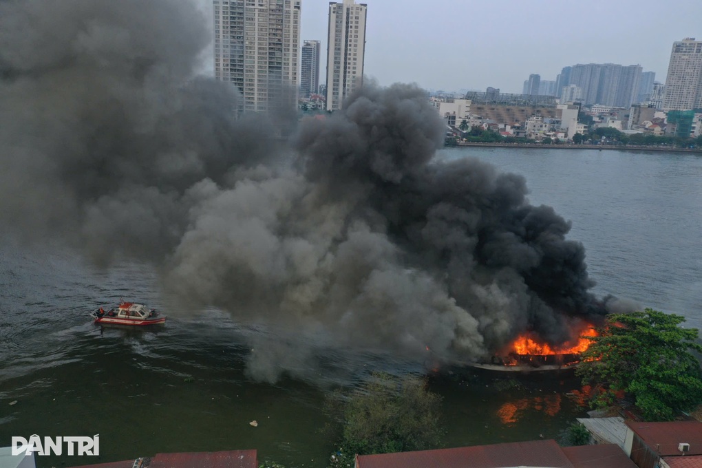 Du thuyền bốc cháy trên sông Sài Gòn đang sửa chữa, không hoạt động - 1