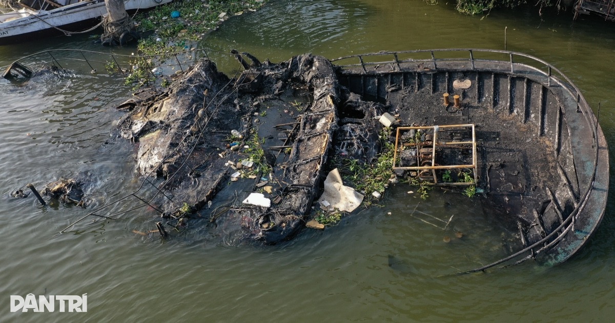 Hiện trường du thuyền cháy đen, chìm một nửa xuống sông Sài Gòn