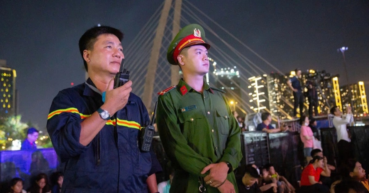 Công an TPHCM ứng trực bảo đảm an toàn cho người dân cổ vũ U23 Việt Nam