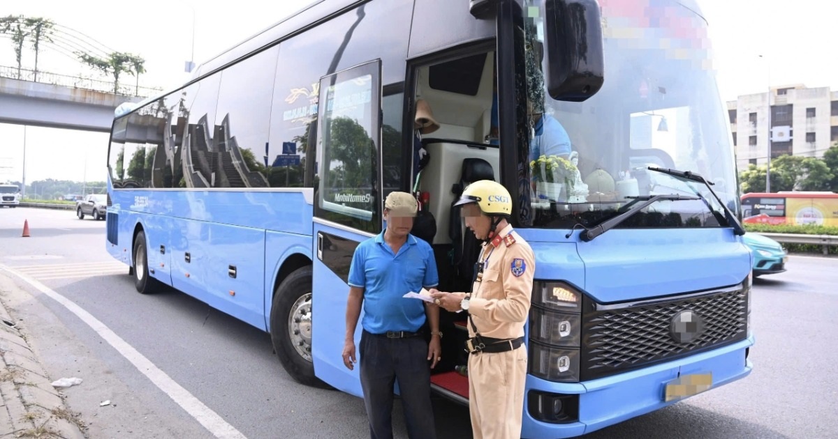 CSGT ra quân xử lý xe khách vi phạm ở cửa ngõ Tây Bắc TPHCM