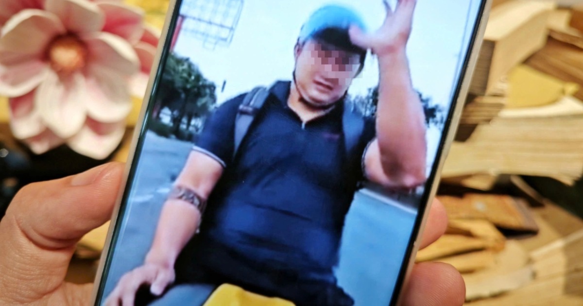 Nam thanh niên buông hai tay, dùng điện thoại khi lái mô tô ở TPHCM