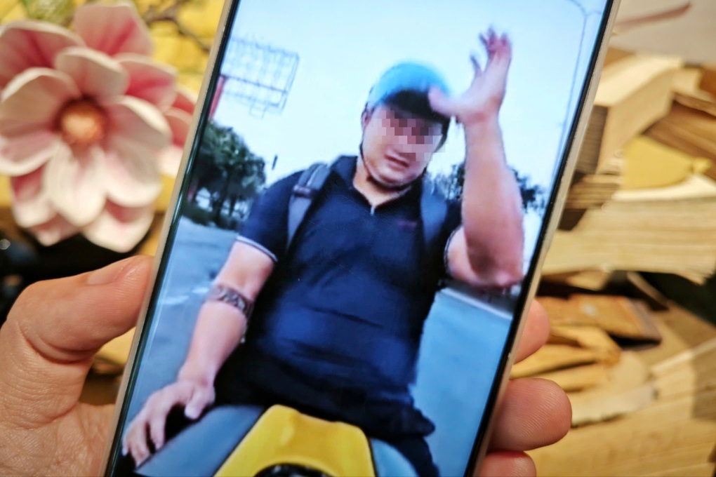 Nam thanh niên buông hai tay, dùng điện thoại khi lái mô tô ở TPHCM - 1