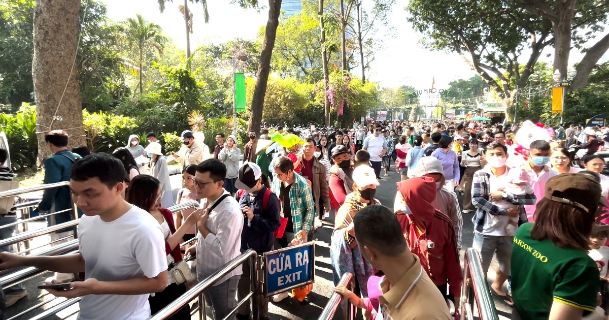 Hàng nghìn người đổ về Thảo Cầm Viên ngày đầu năm 2026