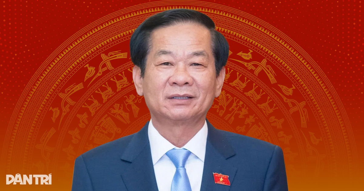 Chân dung Bộ trưởng Nội vụ vừa tái cử Ban Chấp hành Trung ương khóa mới