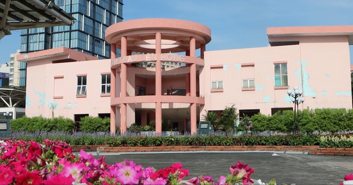 Sân khấu bỏ hoang giữa trung tâm TPHCM sắp thành bãi giữ xe