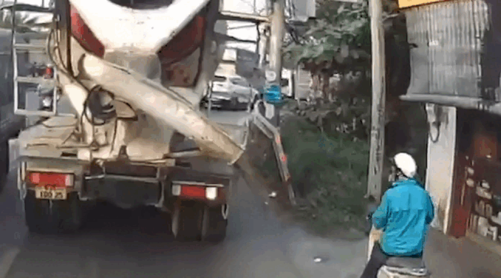 Xe bồn xả thải kéo dài 5m trong lúc di chuyển trên đường ở TPHCM - 1