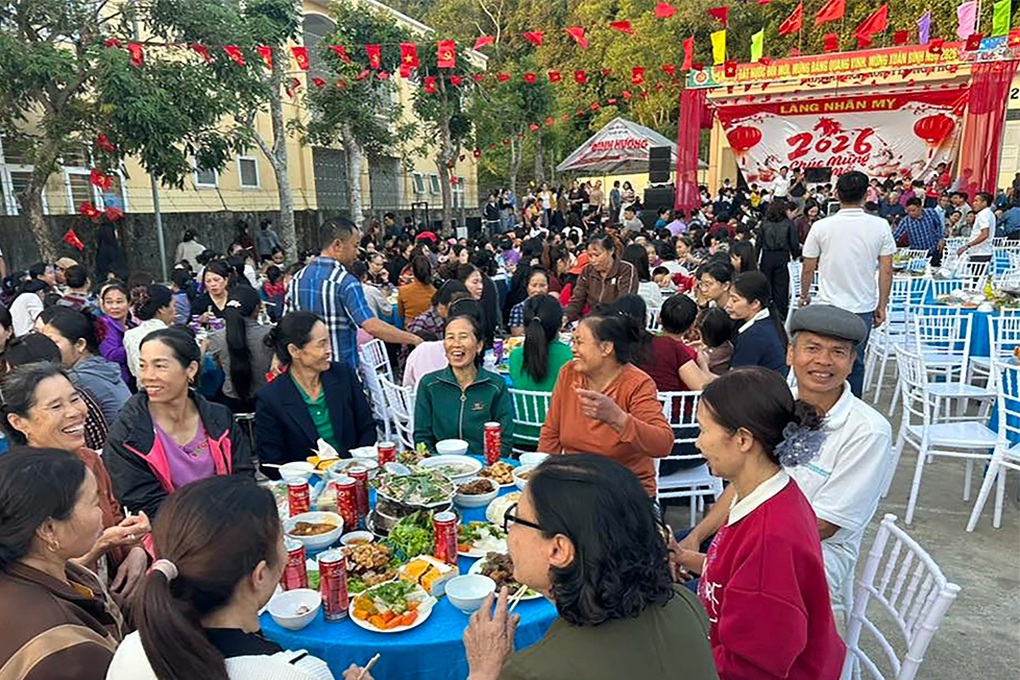 Cả làng thịt 5 con lợn, làm 80 mâm cơm, đốt lửa trại mừng năm mới - 1