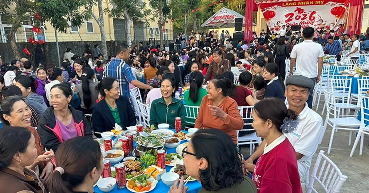 Cả làng thịt 5 con lợn, làm 80 mâm cơm, đốt lửa trại mừng năm mới