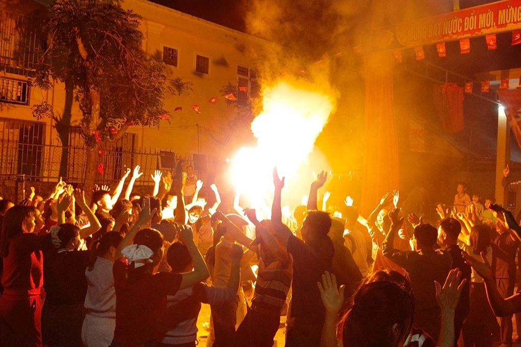 Cả làng thịt 5 con lợn, làm 80 mâm cơm, đốt lửa trại mừng năm mới - 3