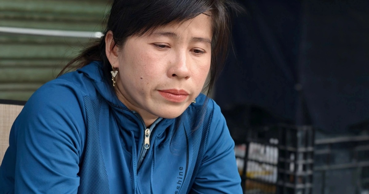 Tiểu thương ngấn lệ nhìn cả cửa hàng bị cháy rụi khi gần Tết ở TPHCM