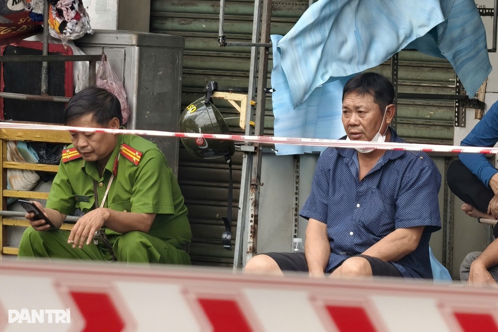 Tiểu thương ngấn lệ nhìn cả cửa hàng bị cháy rụi khi gần Tết ở TPHCM - 3