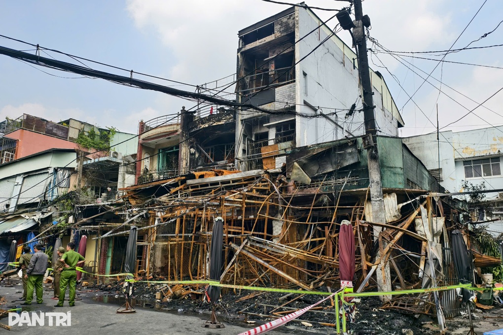 Tiểu thương ngấn lệ nhìn cả cửa hàng bị cháy rụi khi gần Tết ở TPHCM - 1
