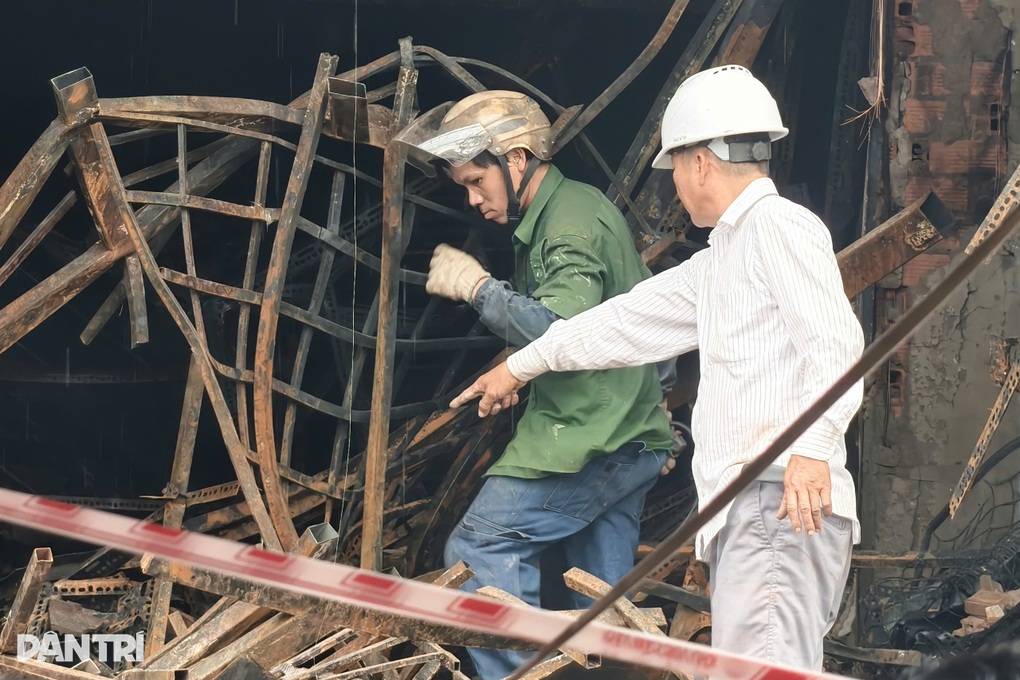 Tiểu thương ngấn lệ nhìn cả cửa hàng bị cháy rụi khi gần Tết ở TPHCM - 4