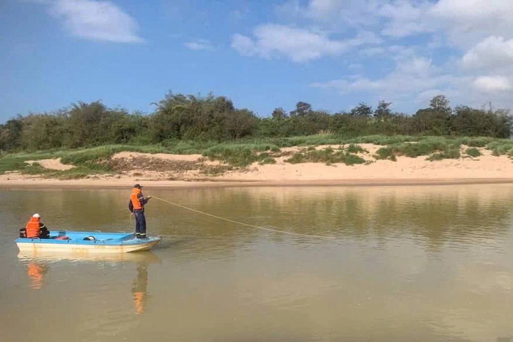 Tìm kiếm nam sinh lớp 6 mất tích trên sông Sê Pôn - 1 Tìm kiếm nam sinh lớp 6 mất tích trên sông Sê Pôn - 1