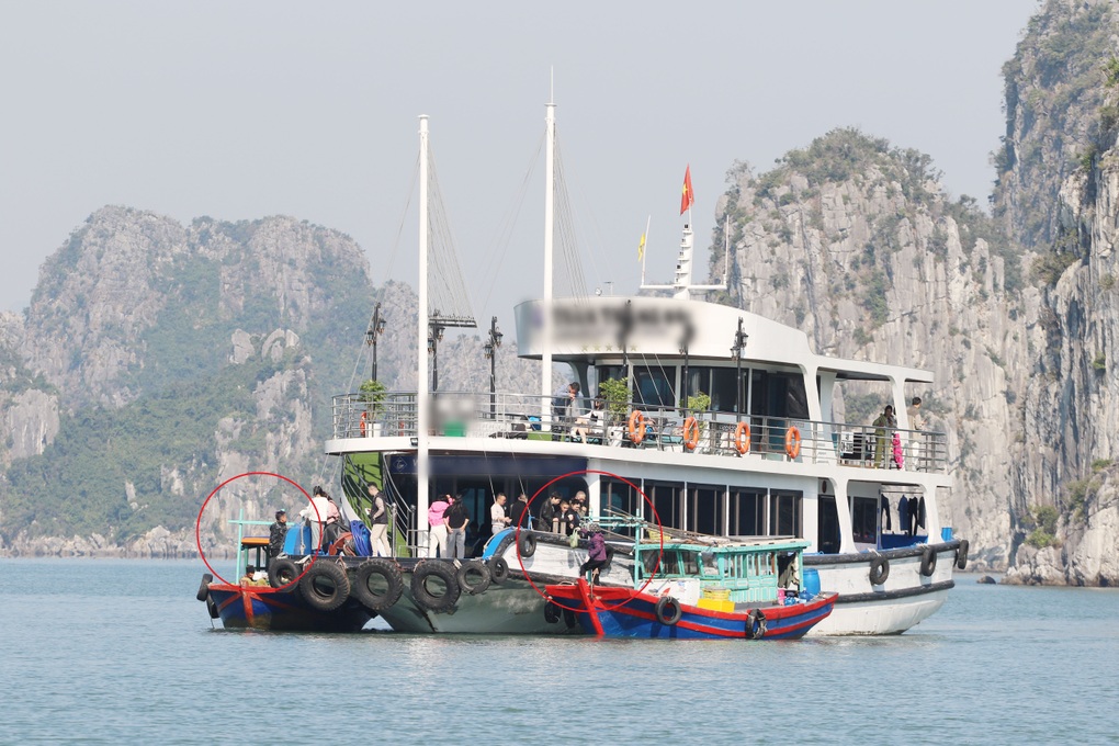 Vấn nạn bán hàng rong trên Vịnh Hạ Long, ai chịu trách nhiệm? - 2