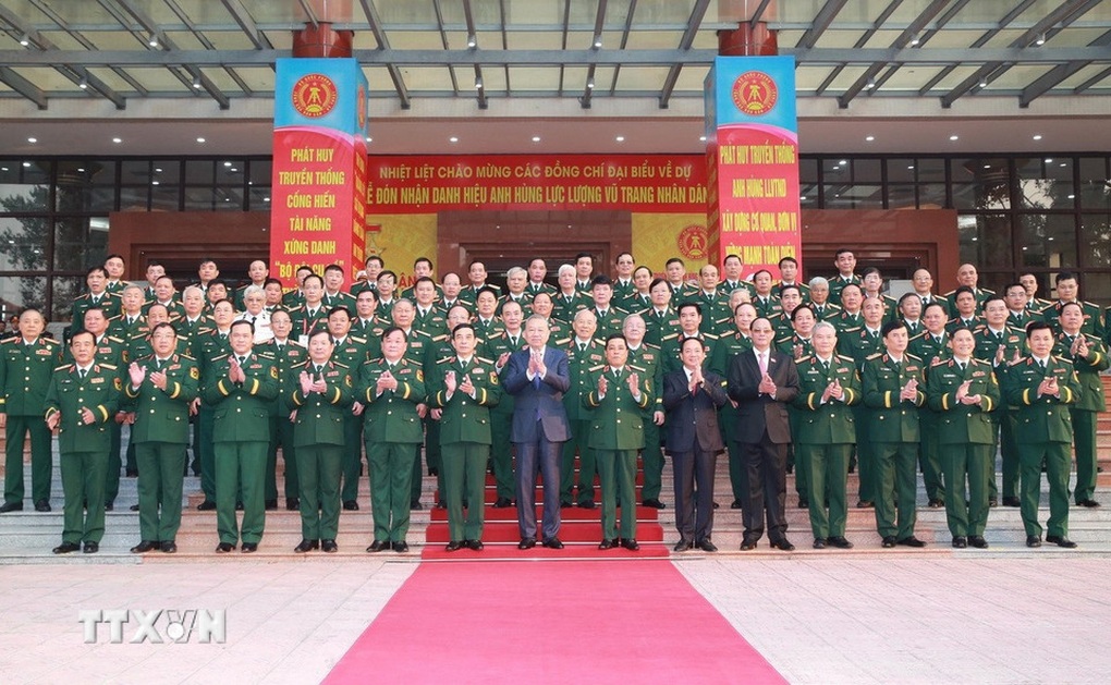 Tổng Bí thư trao Danh hiệu Anh hùng LLVT Nhân dân cho Tổng cục Hậu cần - Kỹ thuật - 8 Tổng Bí thư trao Danh hiệu Anh hùng LLVT Nhân dân cho Tổng cục Hậu cần - Kỹ thuật - 8