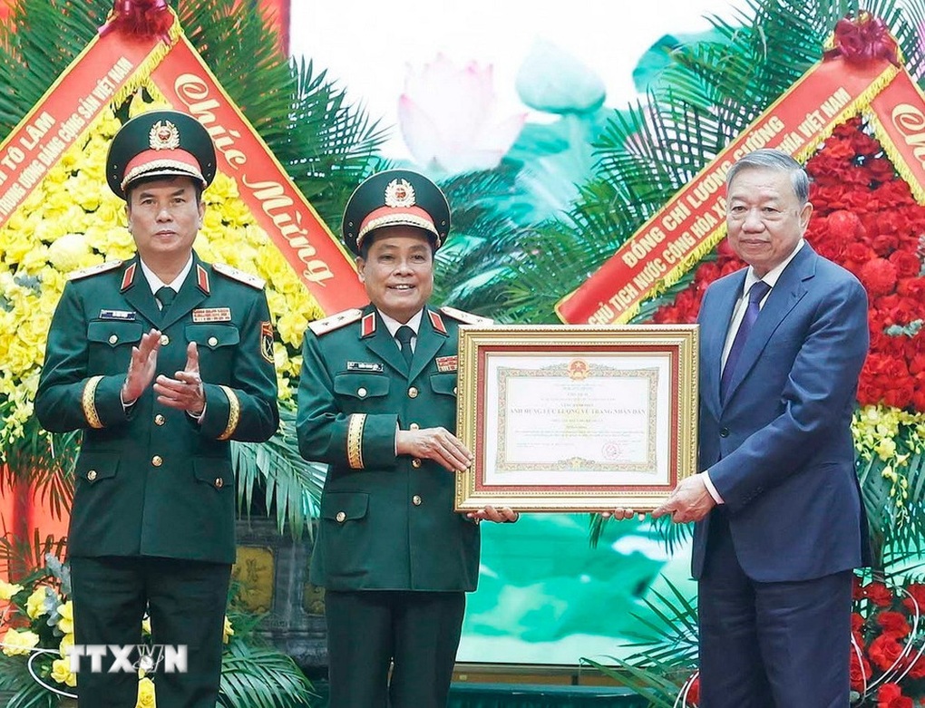 Tổng Bí thư trao Danh hiệu Anh hùng LLVT Nhân dân cho Tổng cục Hậu cần - Kỹ thuật - 4 Tổng Bí thư trao Danh hiệu Anh hùng LLVT Nhân dân cho Tổng cục Hậu cần - Kỹ thuật - 4