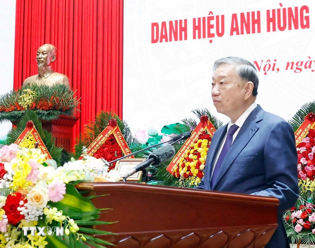 Tổng Bí thư trao Danh hiệu Anh hùng LLVT Nhân dân cho Tổng cục Hậu cần - Kỹ thuật - 2 Tổng Bí thư trao Danh hiệu Anh hùng LLVT Nhân dân cho Tổng cục Hậu cần - Kỹ thuật - 2