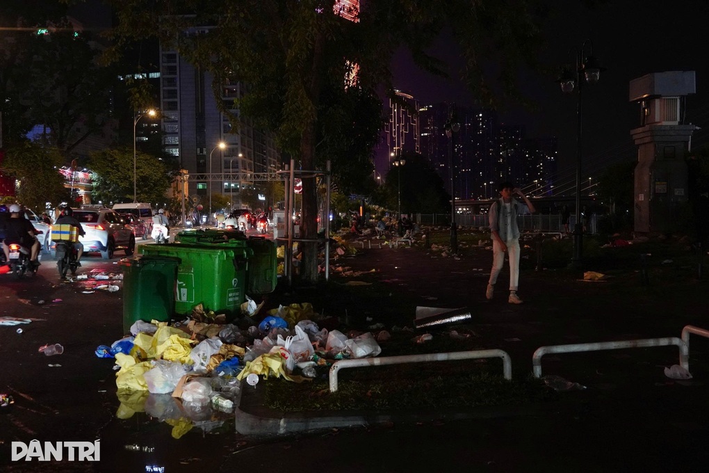 TPHCM cho xe rác chạy giờ cao điểm, ngành vệ sinh làm xuyên Tết Bính Ngọ - 1