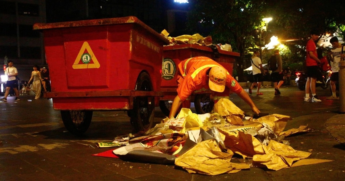 TPHCM cho xe rác chạy giờ cao điểm, ngành vệ sinh làm xuyên Tết Bính Ngọ