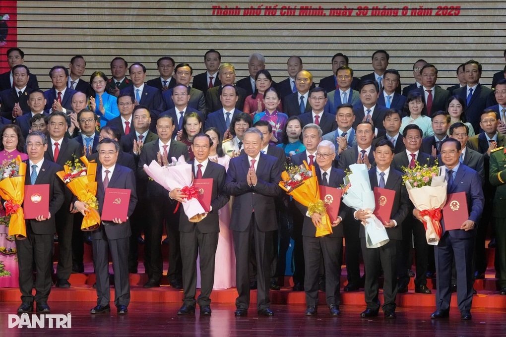 TPHCM công bố 12 dấu ấn nổi bật của năm 2025 - 1