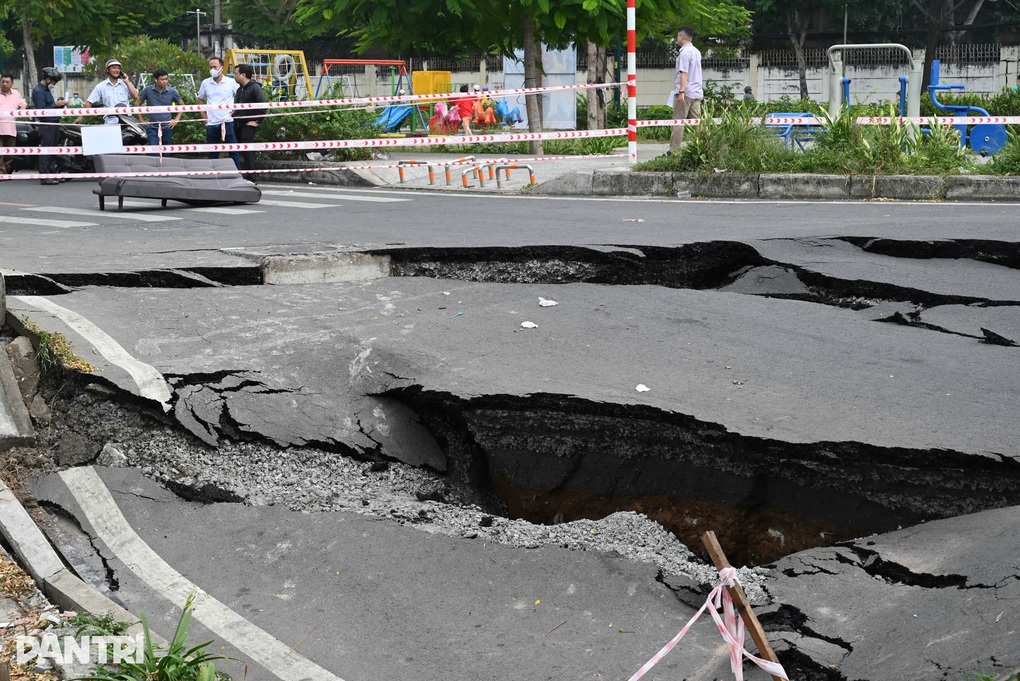 TPHCM khẩn cấp khắc phục sụt lún đường ven kênh Tàu Hũ - 1