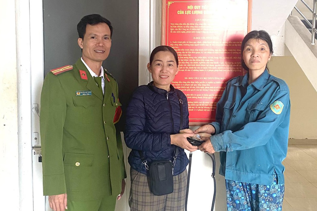 Hành động đẹp của người phụ nữ thu mua ve chai - 1