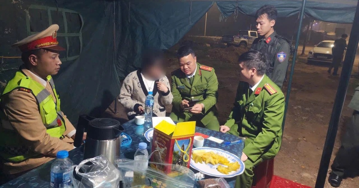 CSGT kịp ngăn người phụ nữ ở Hà Nội định nhảy cầu Văn Lang tự tử