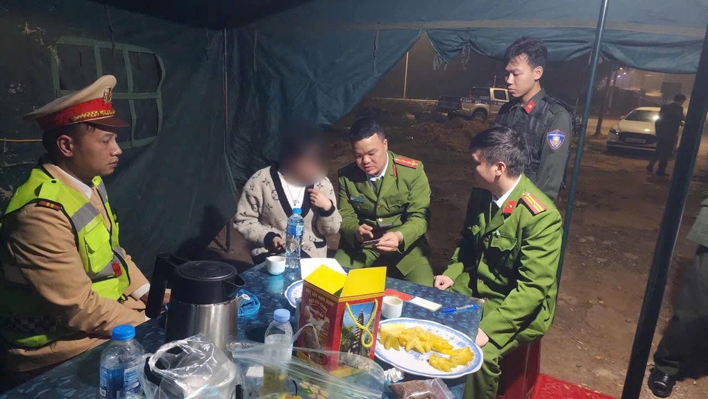 CSGT kịp ngăn người phụ nữ ở Hà Nội định nhảy cầu Văn Lang tự tử - 1