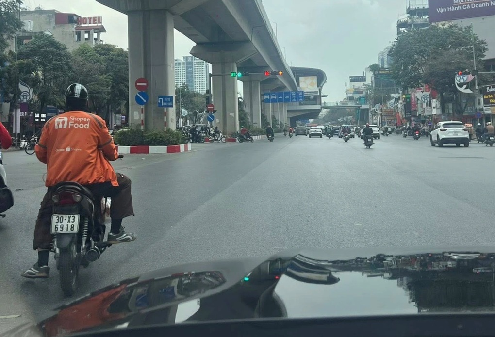 Tắt đèn tín hiệu giao thông gây ùn ứ trên đường Nguyễn Trãi ở Hà Nội - 1 Tắt đèn tín hiệu giao thông gây ùn ứ trên đường Nguyễn Trãi ở Hà Nội - 1