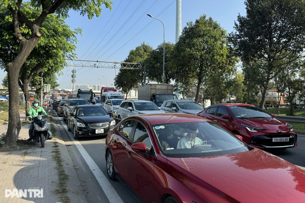 Dòng xe ùn ứ kéo dài tại lối lên cao tốc TPHCM - Long Thành - Dầu Giây - 1