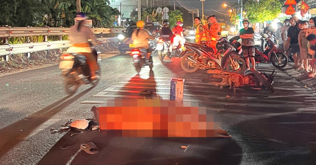 Xe máy va chạm taxi công nghệ, nam tài xế tử vong ở TPHCM