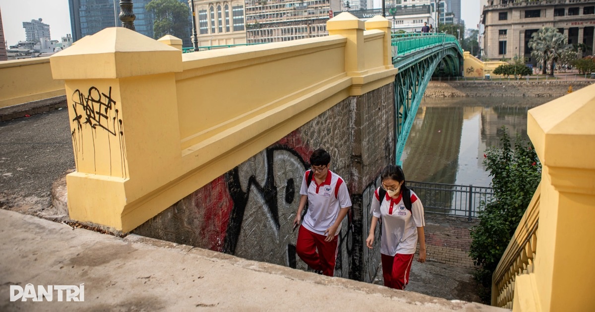 Cây cầu hơn 130 năm tuổi ở TPHCM tiếp tục bị “bôi bẩn” bởi nạn vẽ bậy