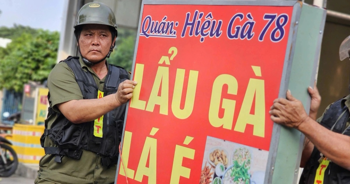 Hàng loạt biển hiệu quán ăn đặt trên vỉa hè ở TPHCM bị tịch thu