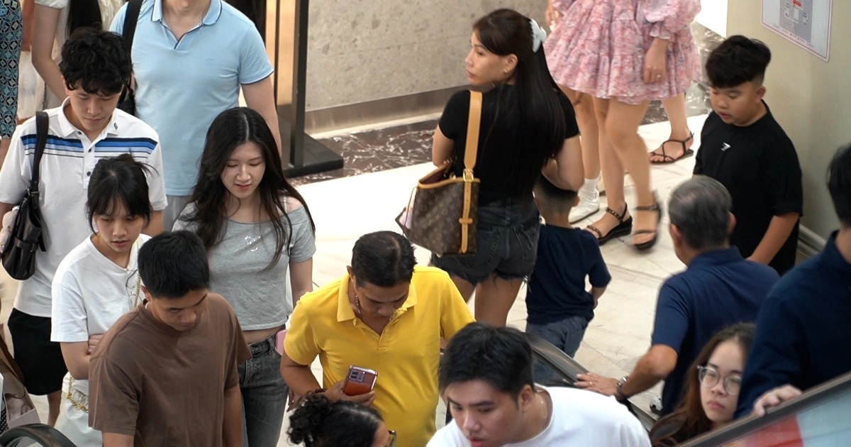 Trung tâm thương mại ở TPHCM chật kín người trong tối đầu năm