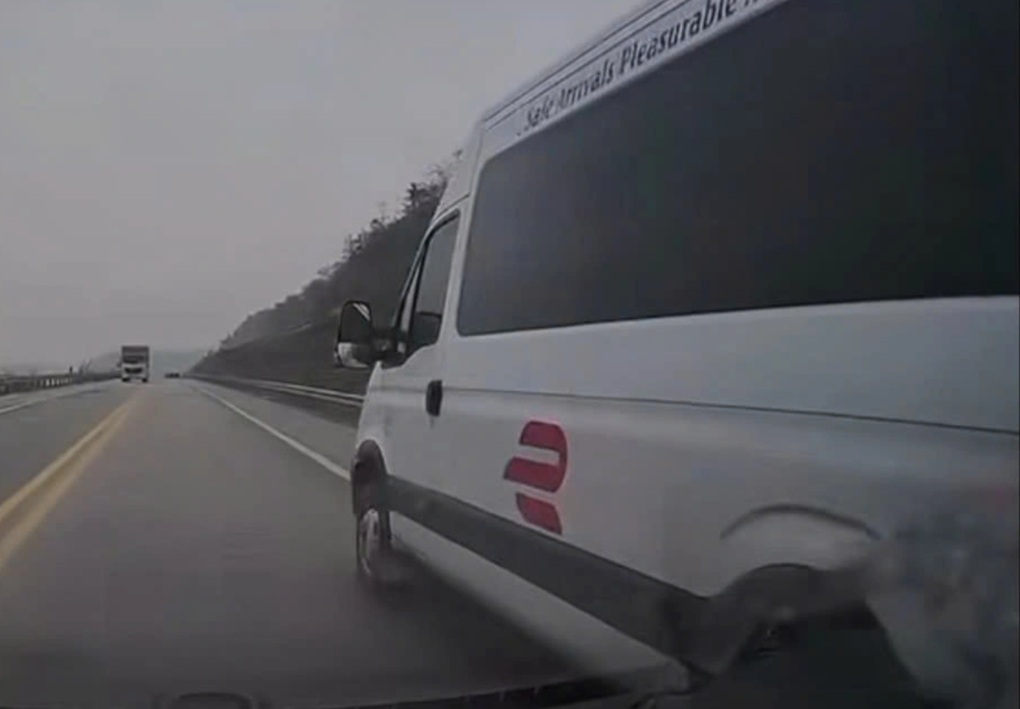 Phạt tài xế xe khách vượt ẩu, đi vào làn khẩn cấp đường cao tốc - 1