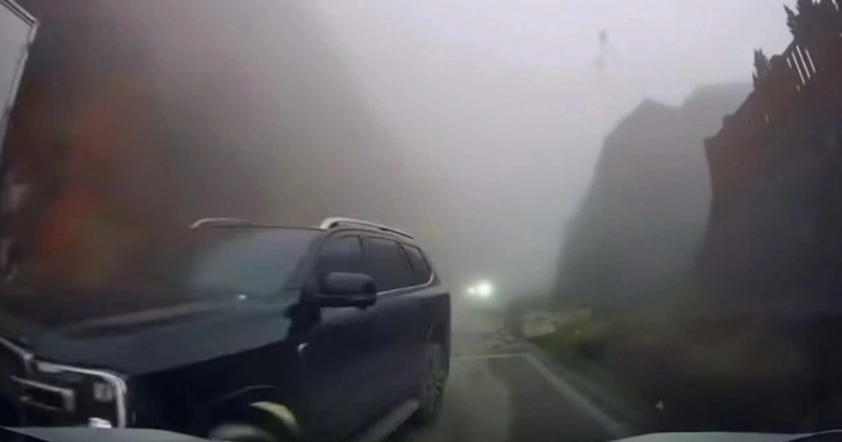 Xử phạt tài xế ô tô biển xanh vượt ẩu trên đường ở Lào Cai